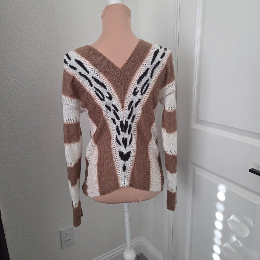 Pretty sweater - Picture 2 of 3